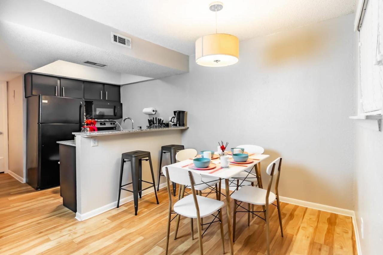Efficiency 2Br King Bed Suites Next To Downtown Остин Екстериор снимка