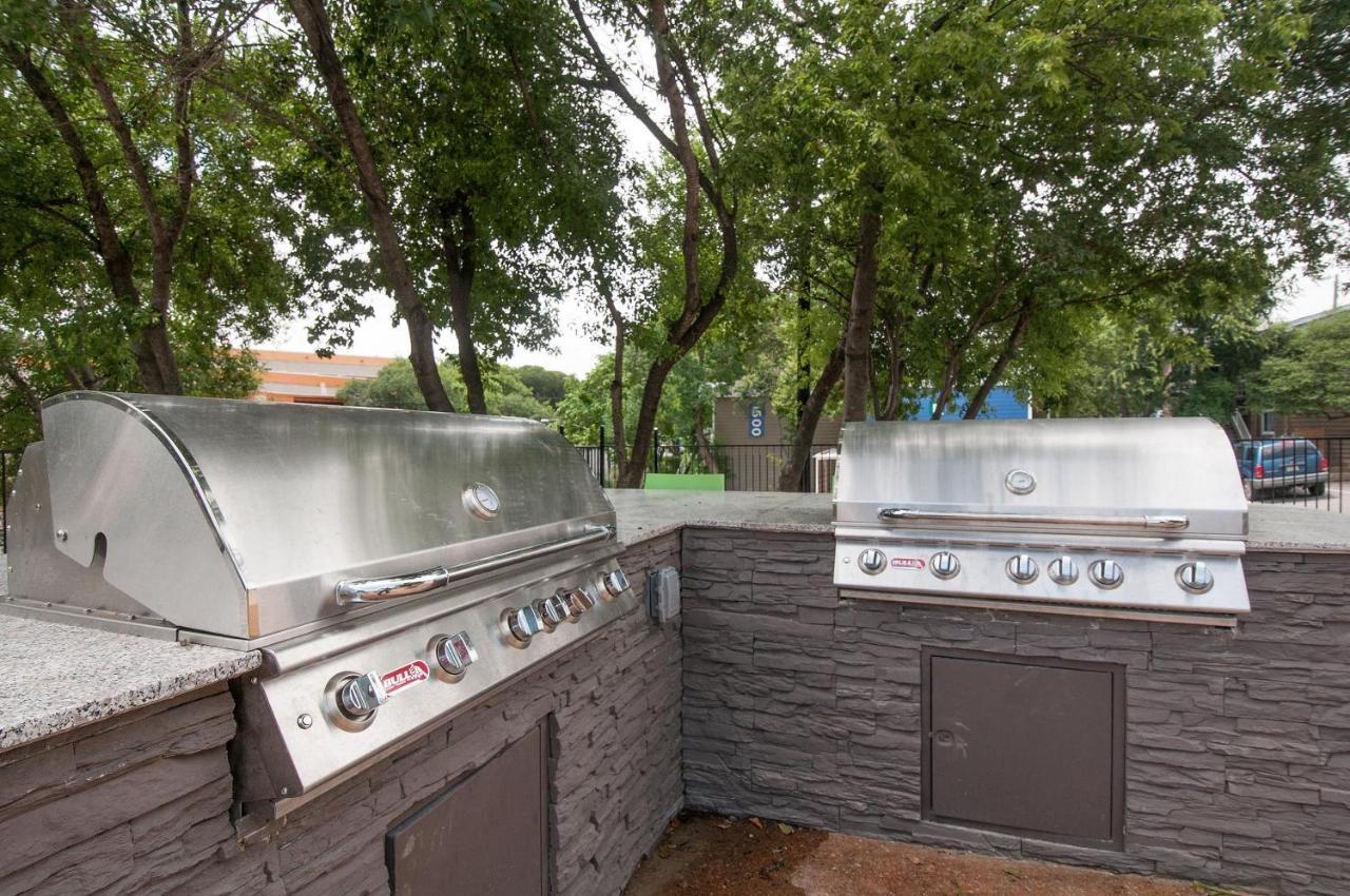Efficiency 2Br King Bed Suites Next To Downtown Остин Екстериор снимка