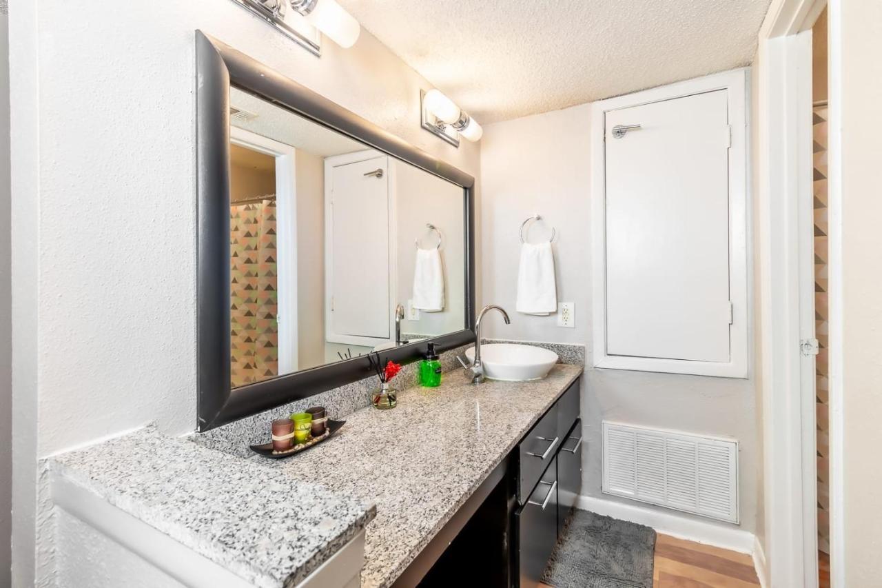 Efficiency 2Br King Bed Suites Next To Downtown Остин Екстериор снимка